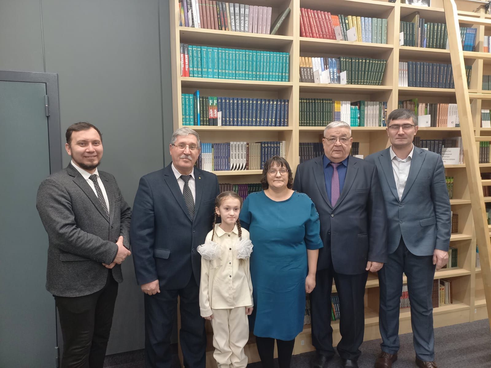 «Ихлас» балалар мультимедиа мәктәбенең чыгарылыш укучыларын бүләкләү